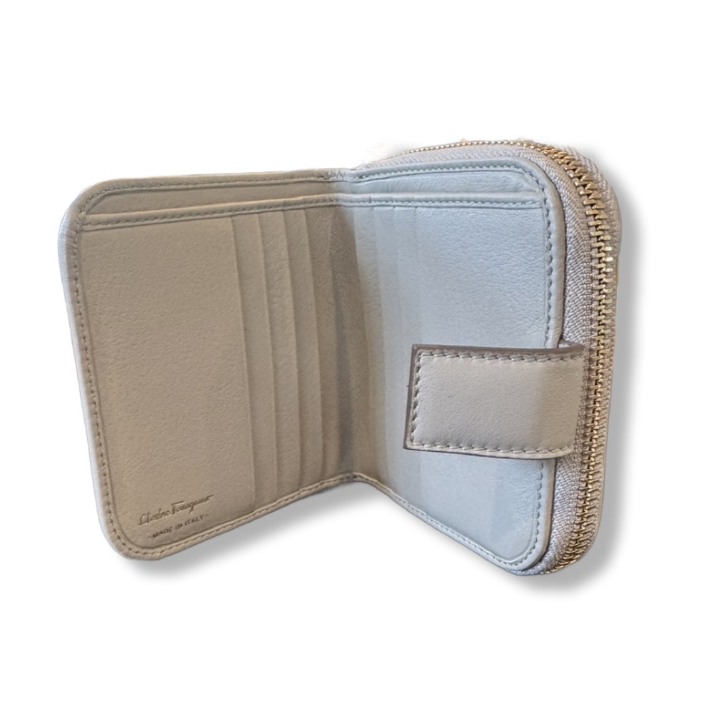 Salvatore Ferragamo White Leather Compact Wallet - Picture 6 of 10